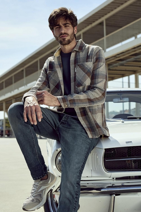 Cast Iron bruine heren overhemd | Sfeerbeeld, In situatie