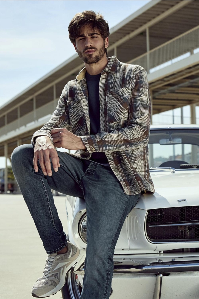 Cast Iron bruine heren overhemd | Sfeerbeeld, In situatie