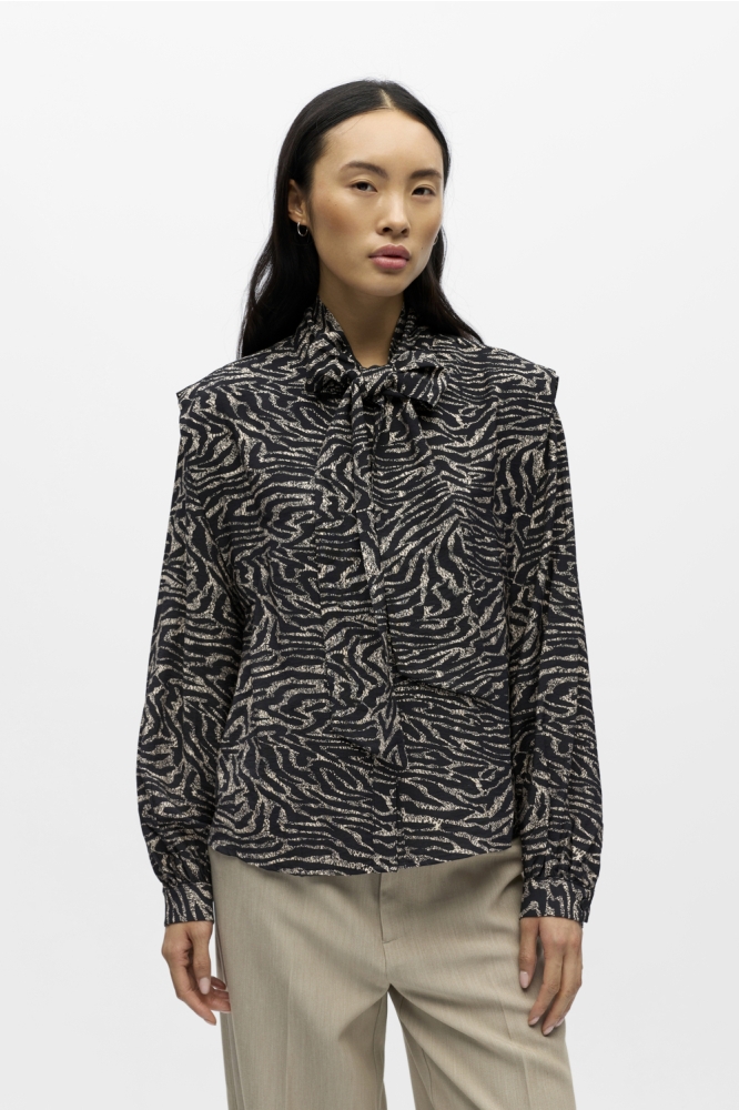 Object zwarte dames blouse | Model vooraanzicht