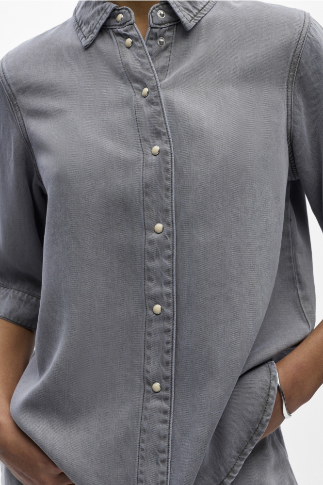 Object grijze dames blouse | Close up