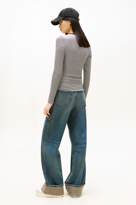 Tommy Jeans zwarte dames t-shirt | Model