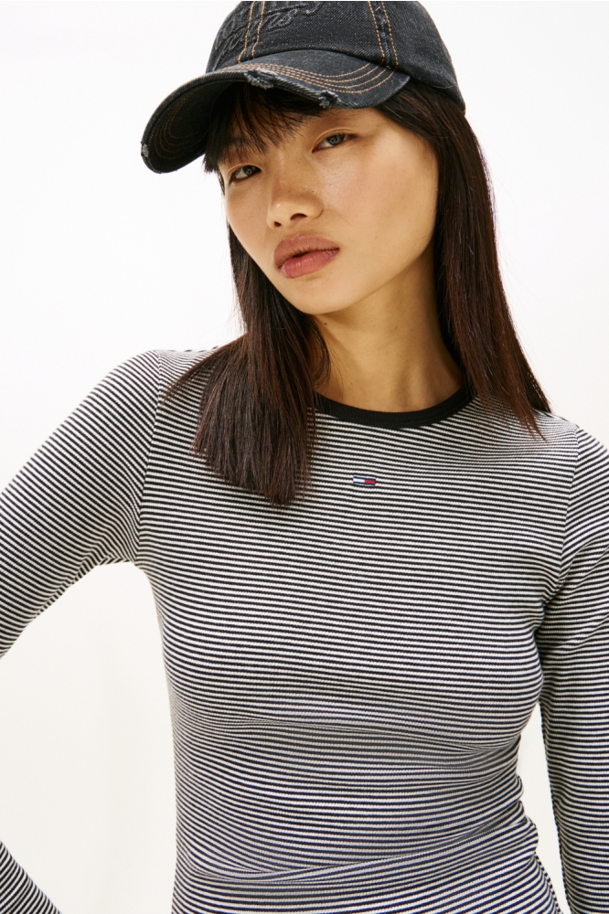 Tommy Jeans zwarte dames t-shirt | Close up