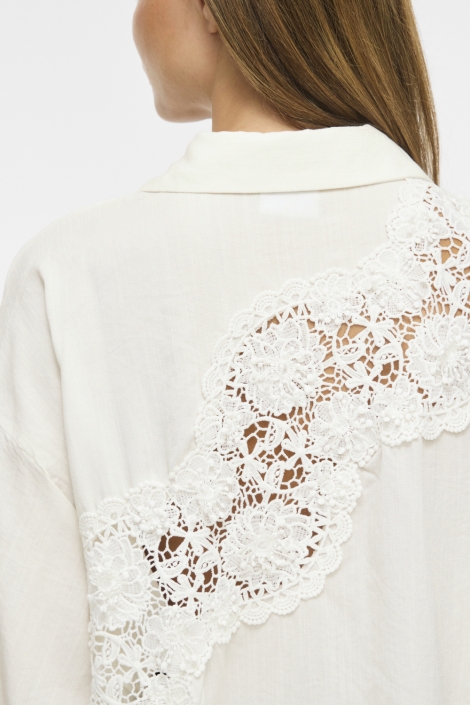 Vila witte dames blouse | Model achteraanzicht