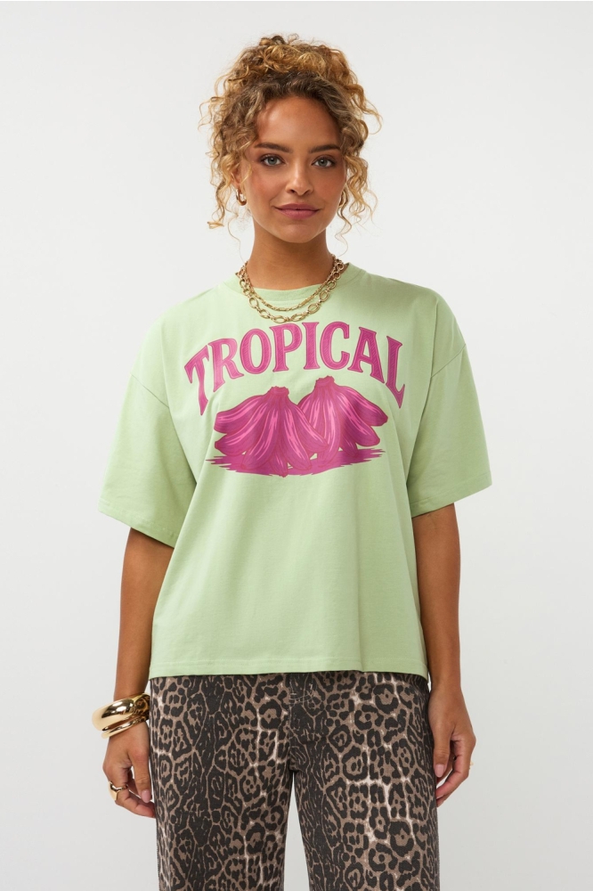 Ydence groene dames t-shirt | Model vooraanzicht