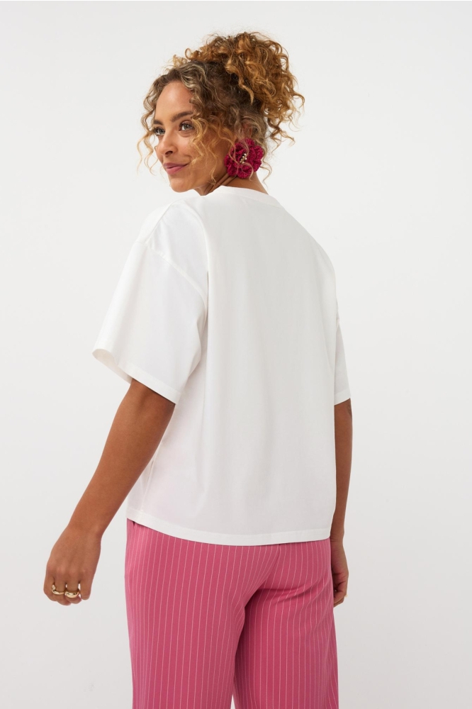 Ydence witte dames t-shirt | Model achteraanzicht