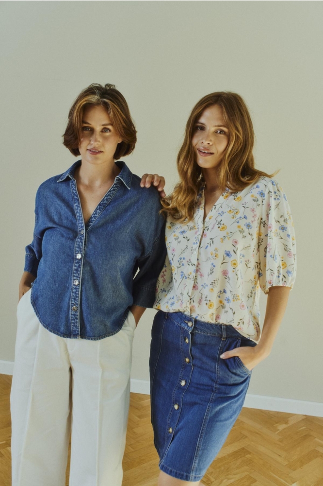 Freequent blauwe dames blouse | Sfeerbeeld, In situatie