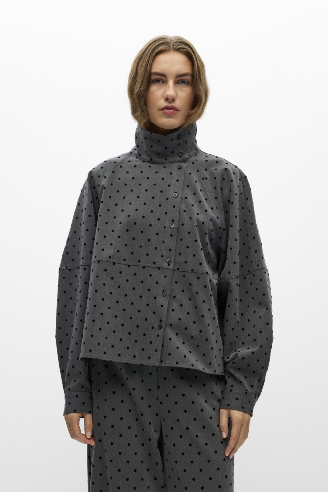Object grijze dames blouse | Model vooraanzicht