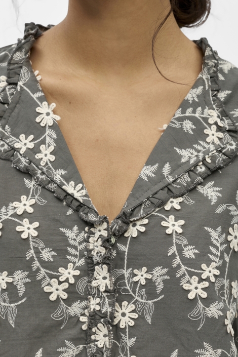 Object grijze dames blouse | Close up
