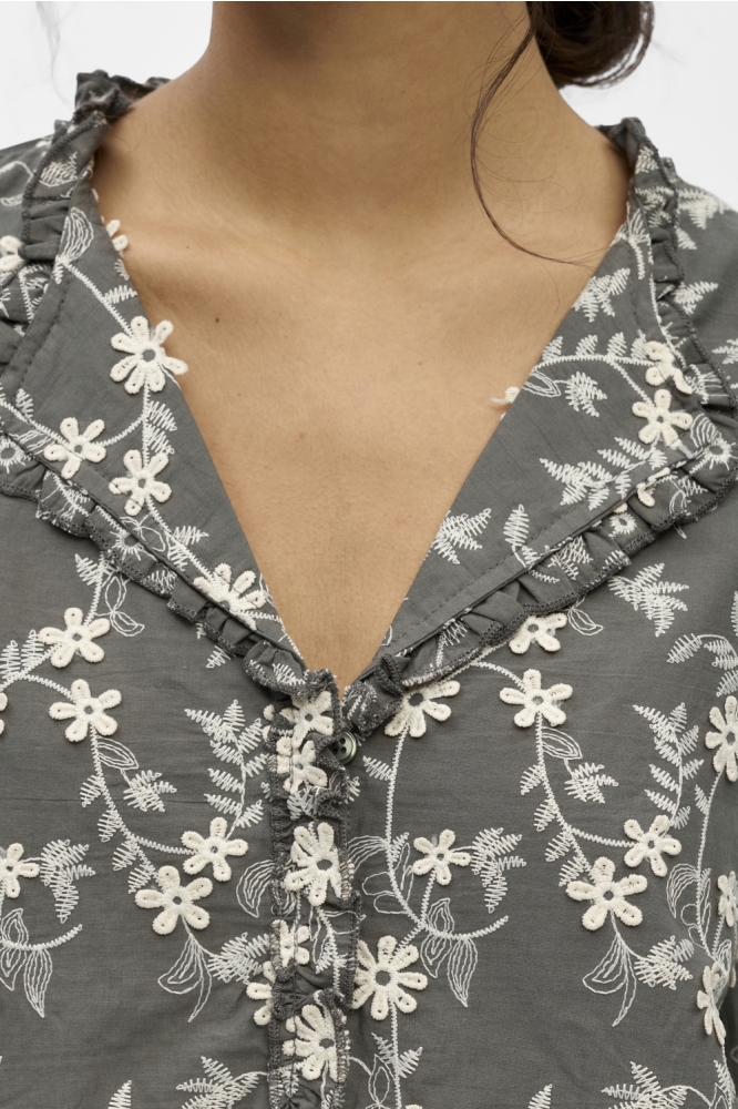 Object grijze dames blouse | Close up