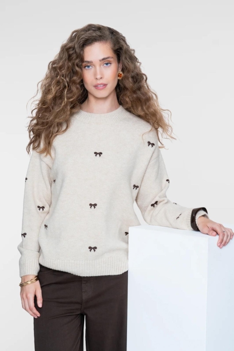Geisha beige dames trui | Model vooraanzicht
