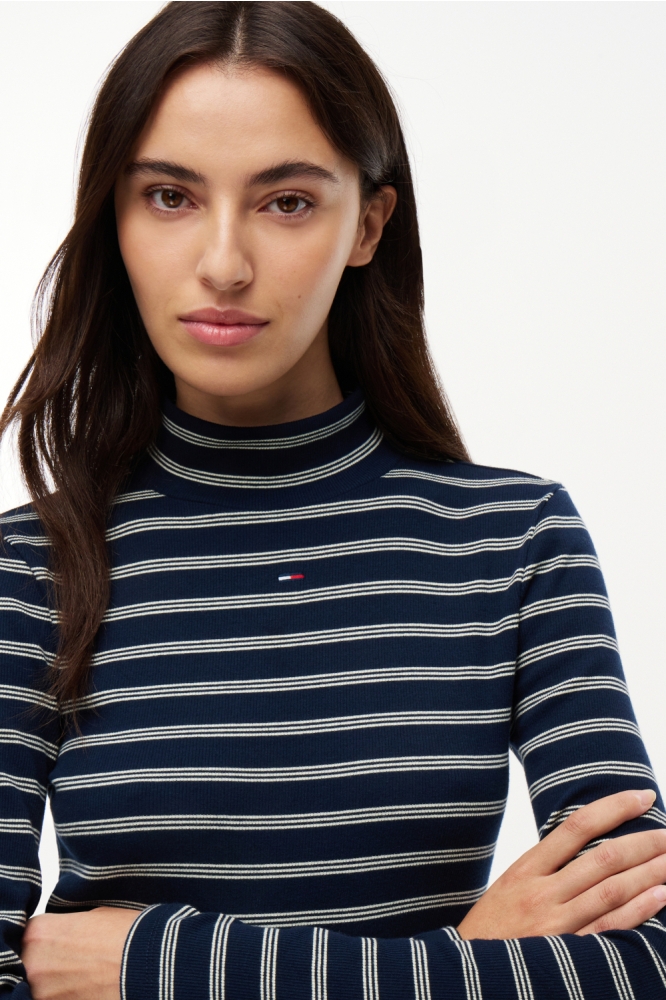 Tommy Jeans blauwe dames t-shirt | Close up