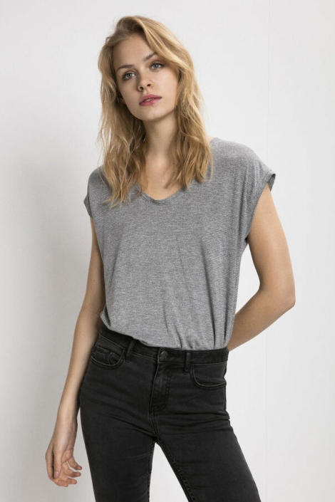 Pieces grijze dames t-shirt | Model vooraanzicht