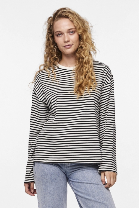 Pieces witte dames t-shirt | Model vooraanzicht