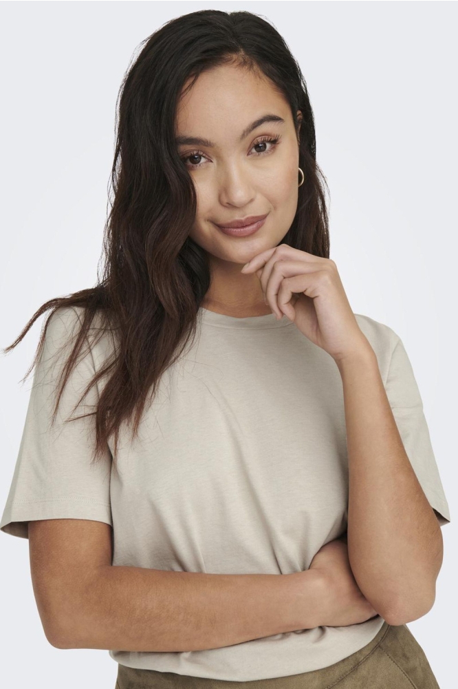 Only beige dames t-shirt | Model vooraanzicht