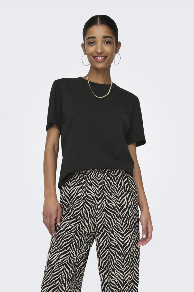 Only zwarte dames t-shirt | Model vooraanzicht