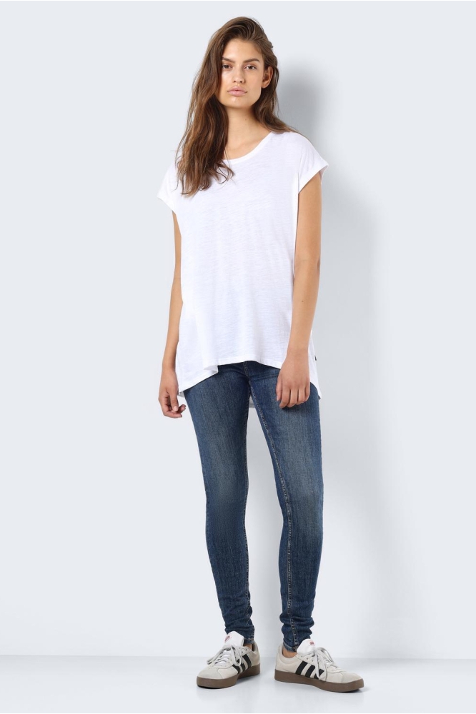 Noisy may witte dames t-shirt | Model vooraanzicht