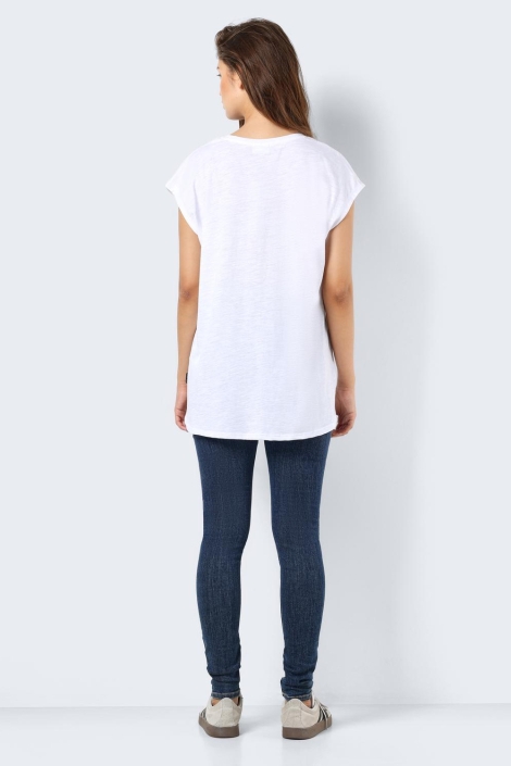 Noisy may witte dames t-shirt | Model achteraanzicht