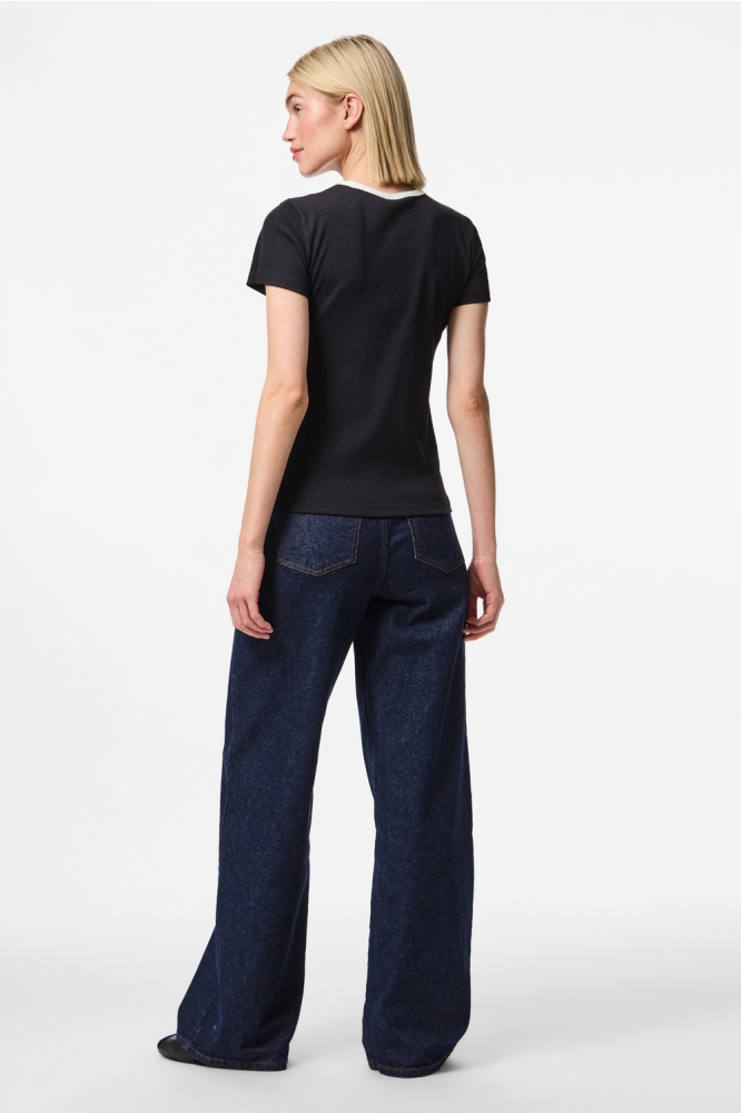 Pieces zwarte dames t-shirt | Model achteraanzicht