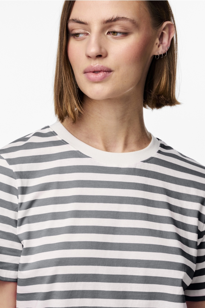 Pieces grijze dames t-shirt | Close up