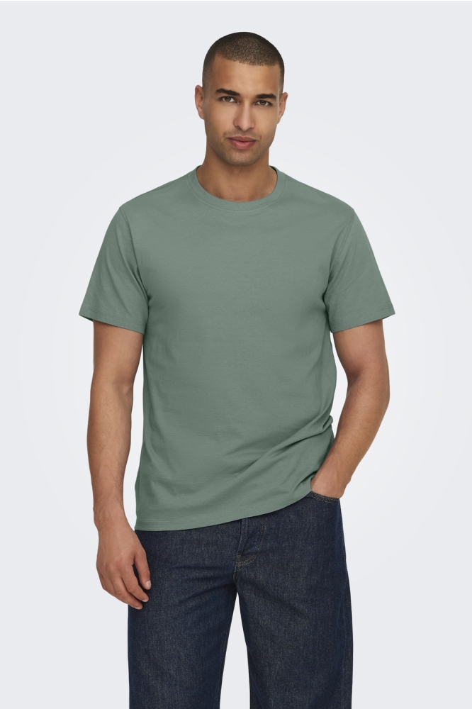 Only & Sons groene heren t-shirt | Model vooraanzicht