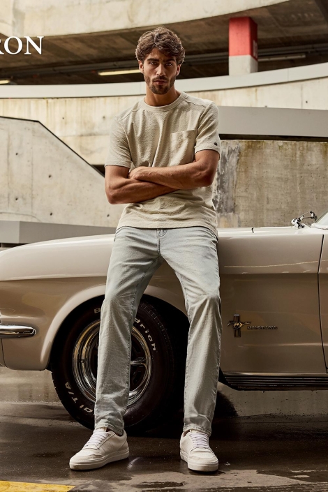 Cast Iron ecru heren t-shirt | Sfeerbeeld, In situatie