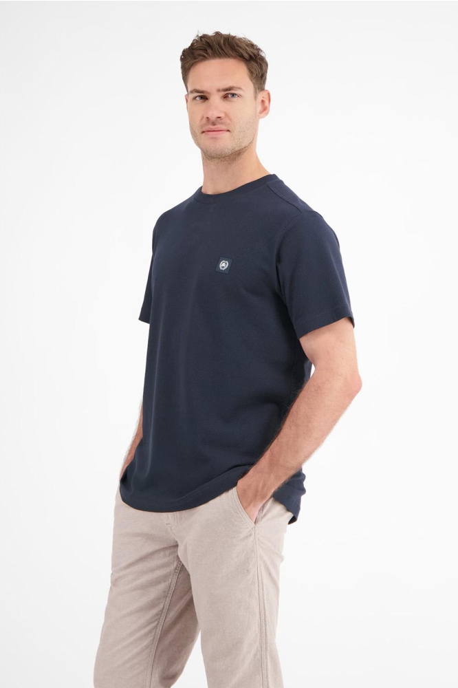 Lerros blauwe heren t-shirt | Model zijaanzicht