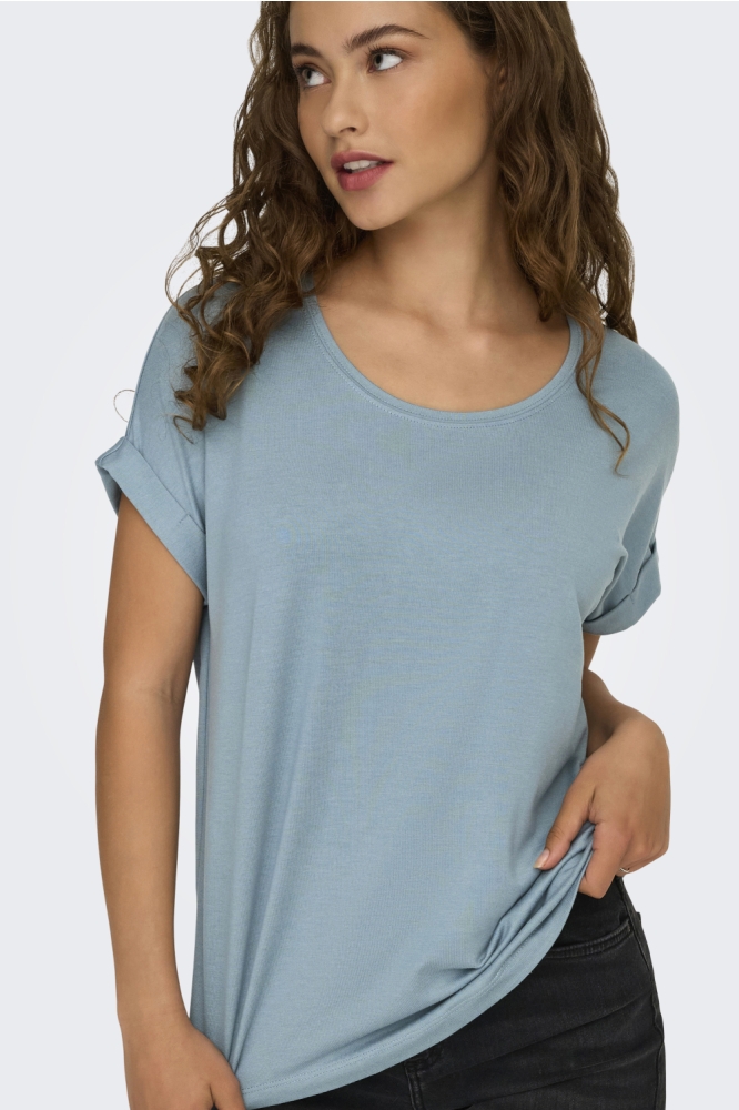 Only blauwe dames t-shirt | Model vooraanzicht