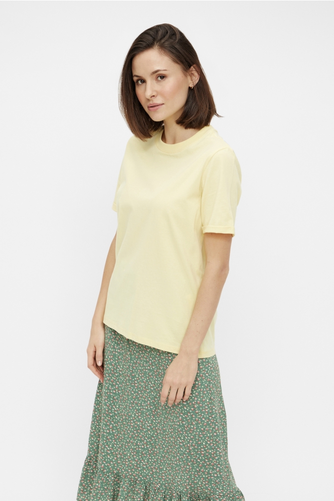 Pieces gele dames t-shirt | Model vooraanzicht