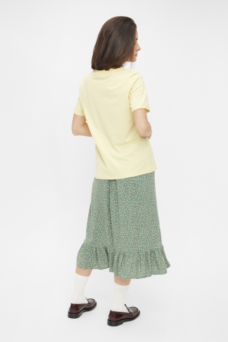 Pieces gele dames t-shirt | Model achteraanzicht