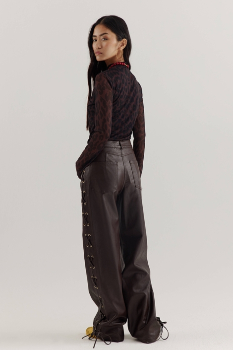 Harper & Yve bruine dames t-shirt | Model