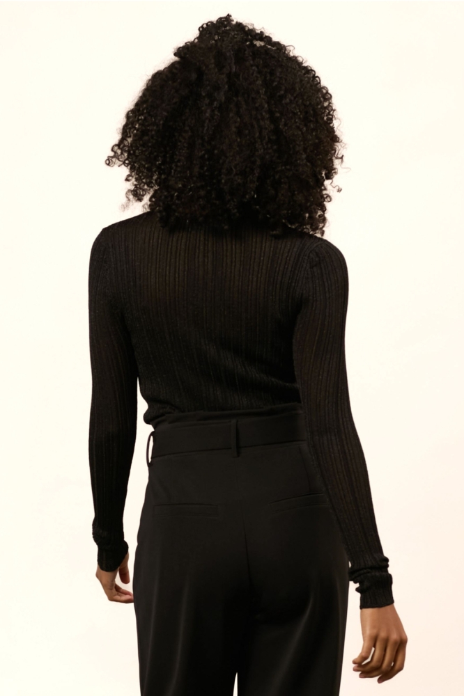 Lofty Manner zwarte dames t-shirt | Model achteraanzicht