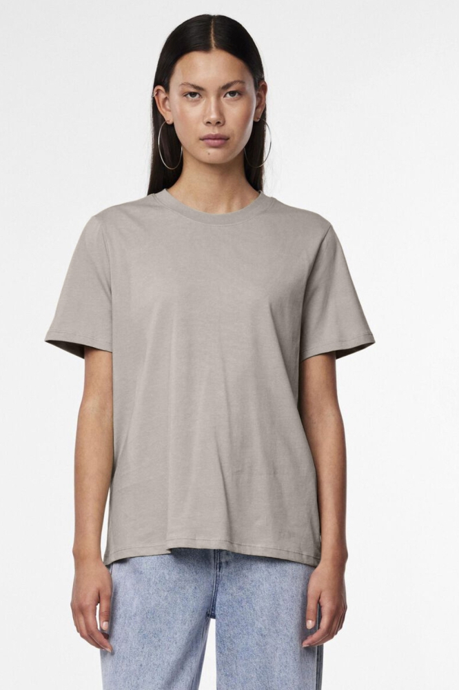 Pieces beige dames t-shirt | Model vooraanzicht