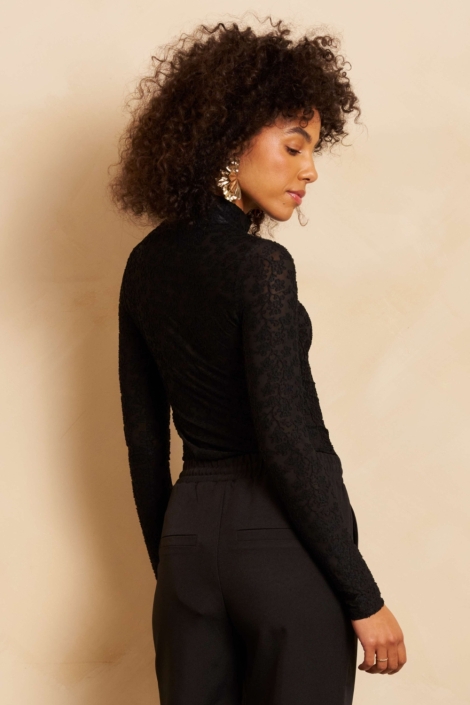 Lofty Manner zwarte dames t-shirt | Model achteraanzicht