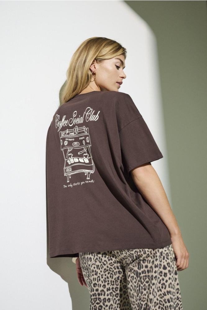 Only bruine dames t-shirt | Model achteraanzicht