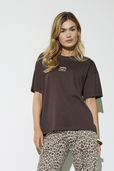 Only bruine dames t-shirt | Model vooraanzicht