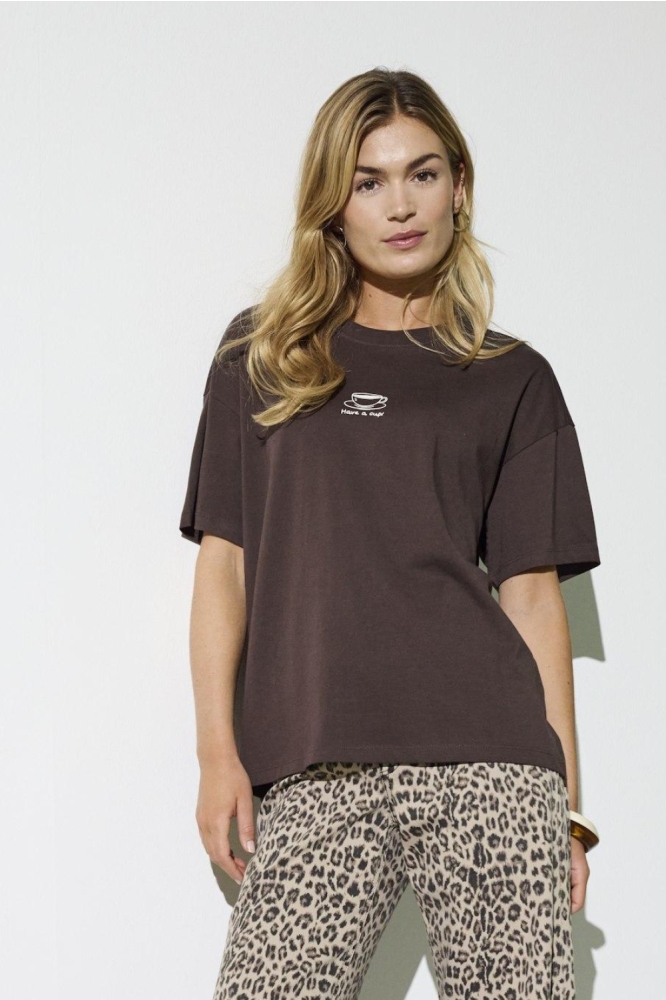 Only bruine dames t-shirt | Model vooraanzicht