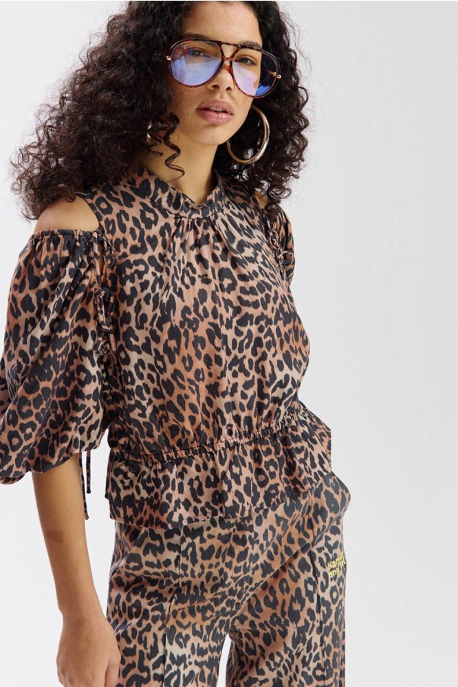 Harper & Yve camel dames blouse | Model vooraanzicht