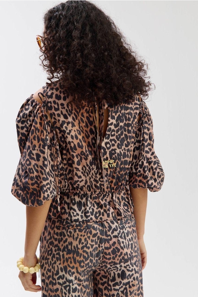 Harper & Yve camel dames blouse | Model achteraanzicht