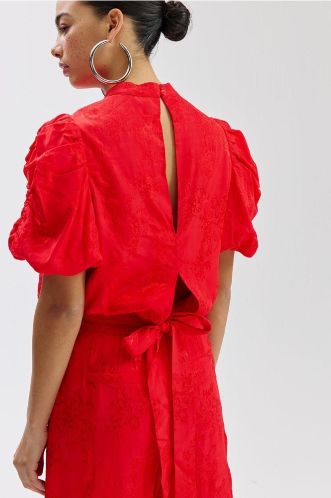 Harper & Yve rode dames blouse | Model achteraanzicht