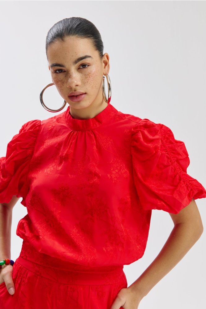 Harper & Yve rode dames blouse | Model vooraanzicht