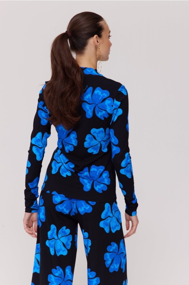 Harper & Yve blauwe dames top | Model achteraanzicht