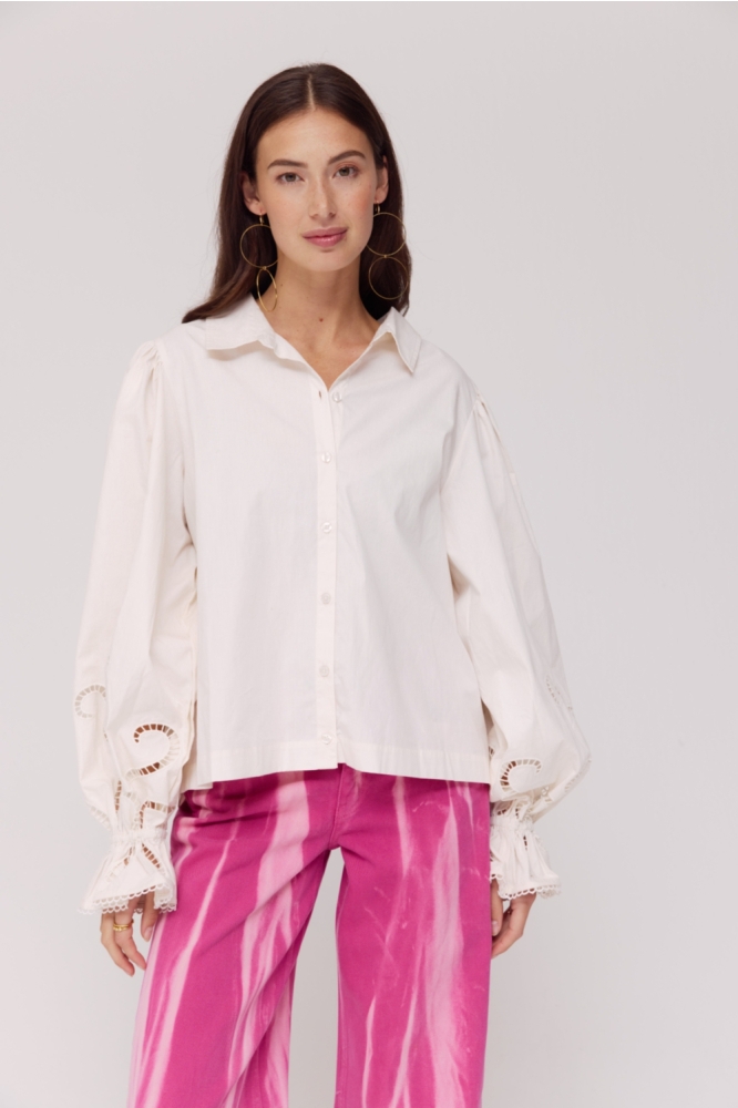 Harper & Yve witte dames blouse | Model vooraanzicht