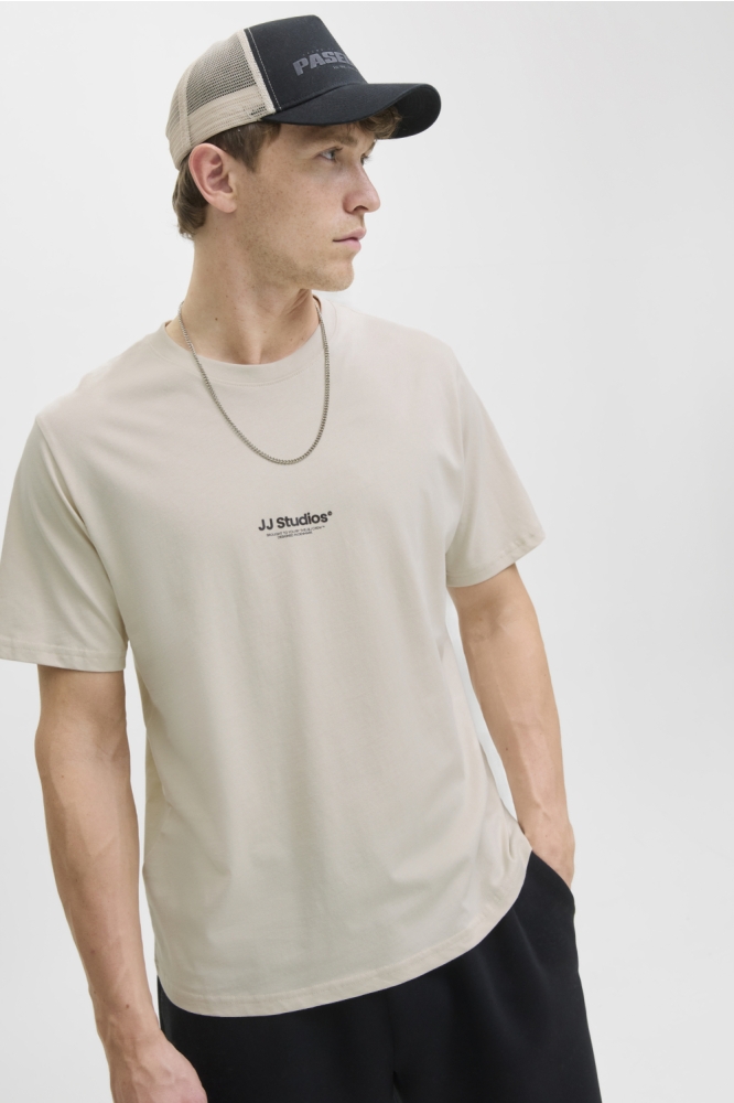 Jack & Jones beige heren t-shirt | Model vooraanzicht