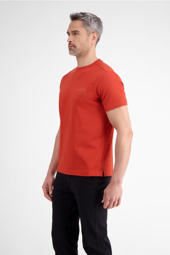 Lerros rode heren t-shirt | Model zijaanzicht