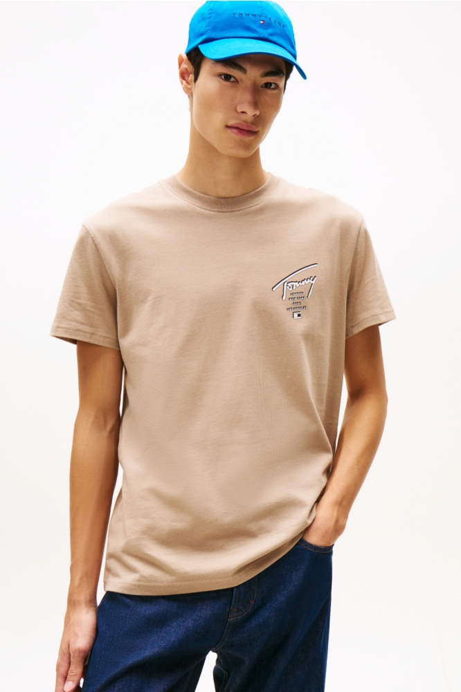 Tommy Jeans taupe heren t-shirt | Model vooraanzicht
