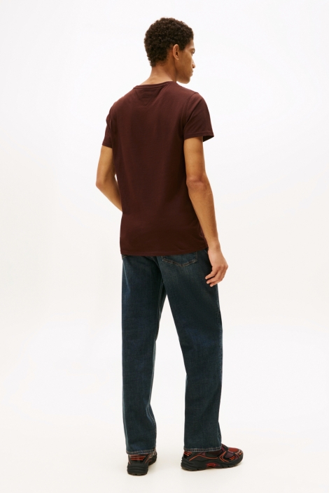 Tommy Jeans bruine heren t-shirt | Model achteraanzicht