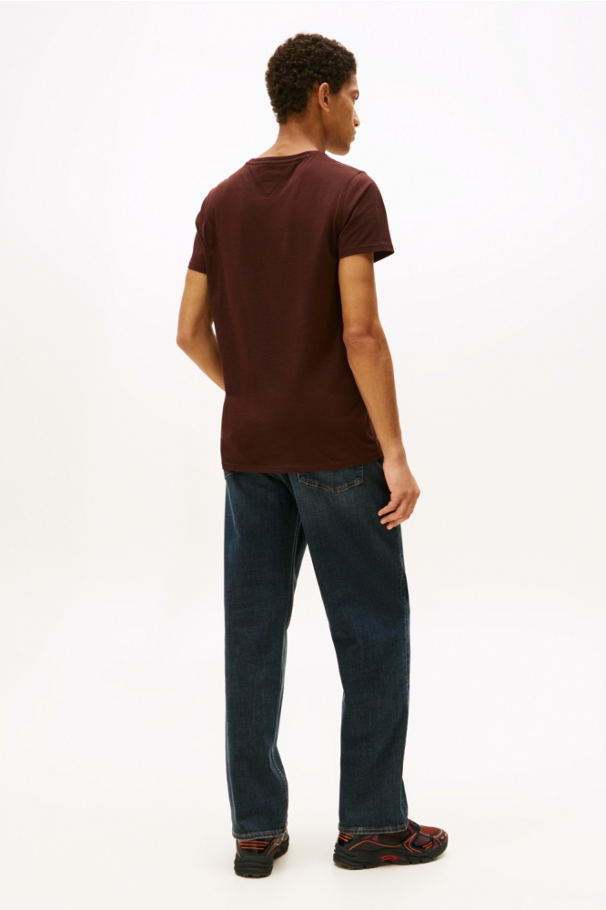 Tommy Jeans bruine heren t-shirt | Model achteraanzicht