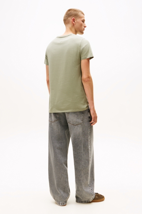 Tommy Jeans groene heren t-shirt | Model achteraanzicht