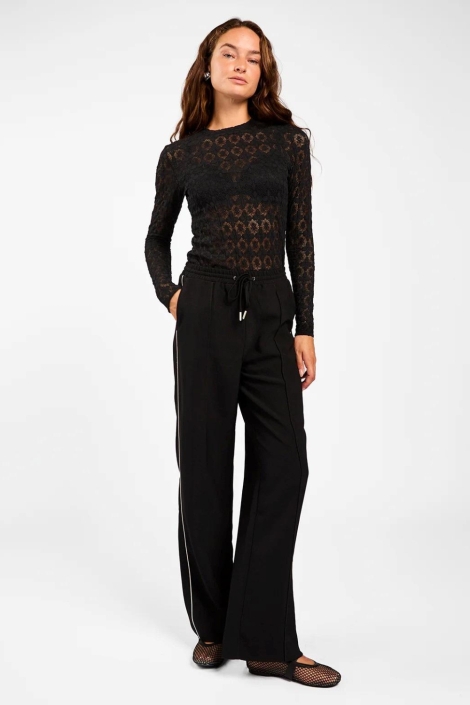 Aaiko zwarte dames t-shirt | Model