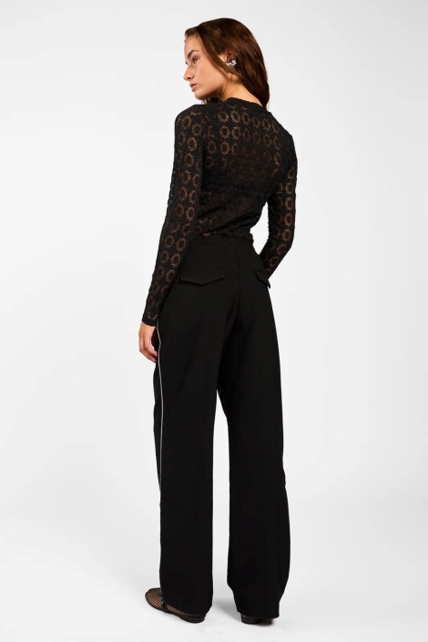 Aaiko zwarte dames t-shirt | Model achteraanzicht